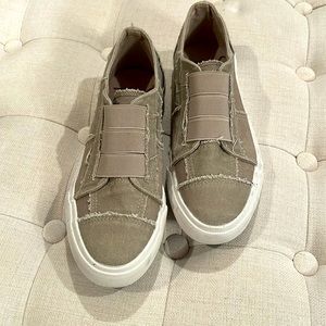 NWOT Blowfish Maura Canvas Slip Ons Sz 6M